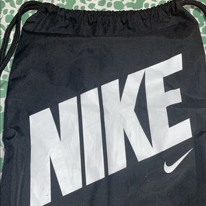 nike black and white drawstring bag